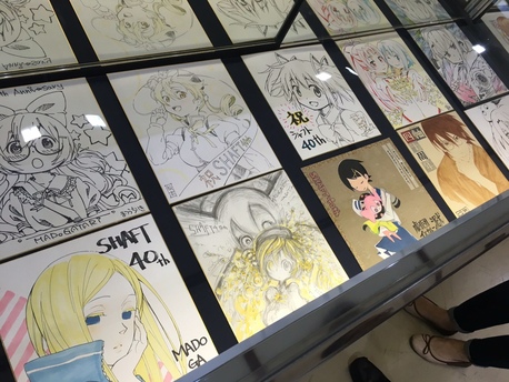 Madogatari展 本日より名古屋にて開催中 5 8 日 まで 描き下ろし生色紙プレゼントも News 物語 シリーズ